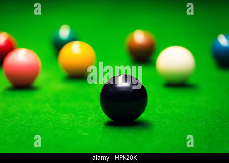 Nahaufnahme von Snooker Kugeln auf dem grünen Tuch Tisch Stockfoto