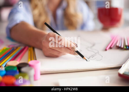 Frau in dem Buch Zeichnungsskizzen Stockfoto