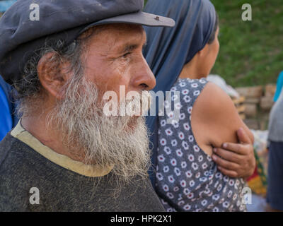 Dschungel, Brasilien - 8. Mai 2016: Porträt eines Mannes mit einer roten Haut im Amazonas-Dschungel Stockfoto