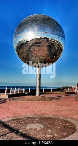 Die riesige Spiegelkugel an Blackpool promenade Stockfoto