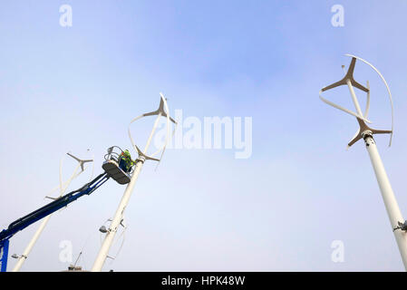 Wartungsarbeiten an der vertikalen Windkraftanlage in Lancashire, Großbritannien Stockfoto