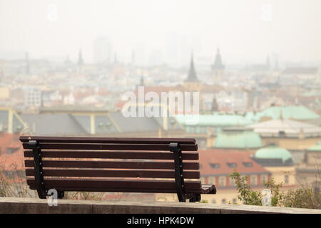 Leere Bank auf Hügel über das Panorama Stadtbild Prags. Stockfoto