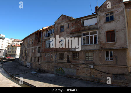Ein Blick auf die Stadt Kardzhali in den östlichen Rhodopen in Bulgarien. Stockfoto