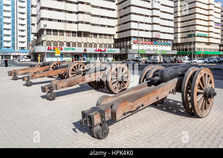 SHARJAH, Vereinigte Arabische Emirate - 28. November 2016: Alte Waffen an die historische Al Hisn Festung in der Stadt von Sharjah entfernt. Vereinigte Arabische Emirate, Naher Osten Stockfoto