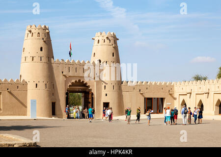 AL AIN, Vereinigte Arabische Emirate - 29. November 2016: Gruppe von Touristen, die die historische Al Jahlili Festung in der Stadt Al Ain. Emirat von Abu Dhabi, Vereinigte Arabische Emirate Stockfoto