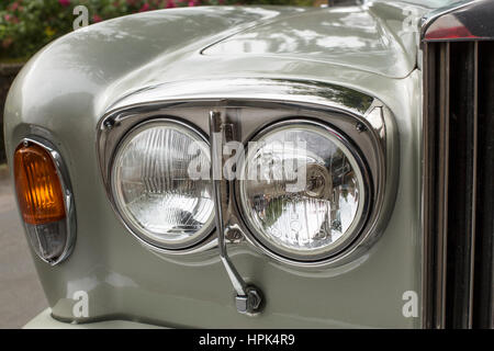 Nahaufnahme der Scheinwerfer und Scheibenwischer eines Jahrgangs Rolls-Royce Stockfoto