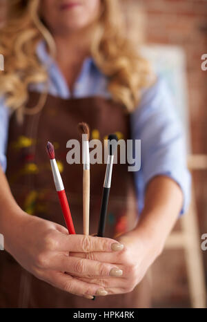 Nahaufnahme von Menschenhand hält Pinsel Stockfoto