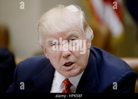 Washington, DC, USA. 22. Februar 2017. US-Präsident Donald Trump beschreibt den Bundeshaushalt im Roosevelt Room des weißen Hauses am 22. Februar 2017 in Washington, DC, USA. Bildnachweis: Olivier Douliery/Pool über CNP Foto: Olivier Douliery/Consolidated/Dpa/Alamy Live News Stockfoto