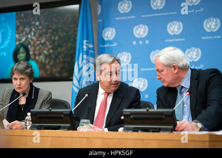 New York, USA. 22. Februar 2017. Vereinten Nationen Generalsekretär Antonio Guterres (C), Helen Clark (L), Administrator des United Nations Development Programme und Stephen O'Brien, UN-Untergeneralsekretär für humanitäre Angelegenheiten und Nothilfe-Koordinator, besuchen Sie eine Pressekonferenz für humanitäre Krise im Süd-Sudan, Somalia, Jemen und Nordost-Nigeria, im UN-Hauptquartier in New York am 22. Februar 2017.  UN-Generalsekretär Credit: Xinhua/Alamy Live-Nachrichten Stockfoto