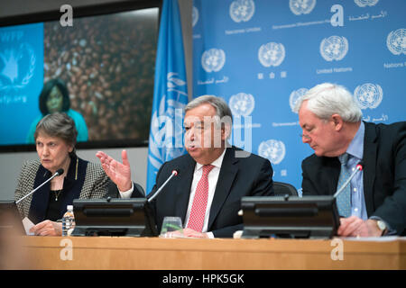 New York, USA. 22. Februar 2017. Vereinten Nationen Generalsekretär Antonio Guterres (C), Helen Clark (L), Administrator des United Nations Development Programme und Stephen O'Brien, UN-Untergeneralsekretär für humanitäre Angelegenheiten und Nothilfe-Koordinator, besuchen Sie eine Pressekonferenz für humanitäre Krise im Süd-Sudan, Somalia, Jemen und Nordost-Nigeria, im UN-Hauptquartier in New York am 22. Februar 2017.  UN-Generalsekretär Credit: Xinhua/Alamy Live-Nachrichten Stockfoto