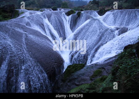 Anshun, China. 17. Februar 2017. Die Silberne Halskette förmige Wasserfall in der malerischen Gegend von Huangguoshu-Wasserfall in Anshun, Guizhou Provinz Südwest-China. Die Silberne Halskette Wasserfall geformt wird als der schönste Wasserfall in der landschaftlich reizvollen Gegend gefeiert. Bildnachweis: SIPA Asien/ZUMA Draht/Alamy Live-Nachrichten Stockfoto