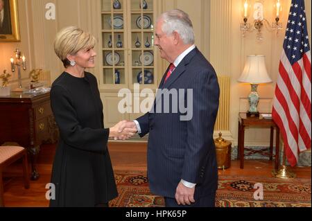 Washington, DC, USA. 22. Februar 2017. US Secretary Of State Rex Tillerson begrüßt australischer Außenminister Julie Bishop vor ihrem bilateralen Treffen an das Department of State 22. Februar 2017 in Washington, D.C. Credit: Planetpix/Alamy Live News Stockfoto