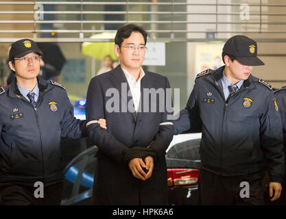 Seoul, Südkorea. 22. Februar 2017. Vice Chairman von Samsung Electronics und der de-facto-Führer der Samsung Group Lee Jae-Yong kommt an die spezielle Staatsanwaltschaft in Seoul, Südkorea. Spezielle Staatsanwälte befragt Lee am Mittwoch zum dritten Mal, da er, über Bestechungsvorwürfe im Zusammenhang mit einem Korruptionsskandal verhaftet wurde, die President Park Geun-hyes Anklage im Dezember 2016 geführt. Bildnachweis: Aflo Co. Ltd./Alamy Live-Nachrichten Stockfoto