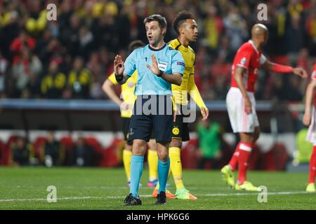 Lissabon, Portugal. 14. Februar 2017. Nicola Rizzoli (Schiedsrichter) Fußball: UEFA Champions League Runde der 16 1. Bein match zwischen SL Benfica 1: 0 Borussia Dortmund im Estadio Do SL Benfica in Lissabon, Portugal. Bildnachweis: Mutsu Kawamori/AFLO/Alamy Live-Nachrichten Stockfoto