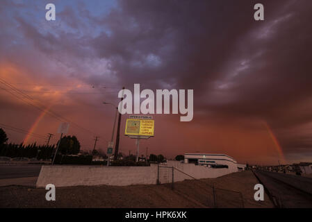 Los Angeles, Kalifornien, USA. 22. Februar 2017. Regenbogen und Wolken erscheinen über Los Angeles am Mittwoch, Februar. 22, 2017. Bildnachweis: Ringo Chiu/ZUMA Draht/Alamy Live-Nachrichten Stockfoto