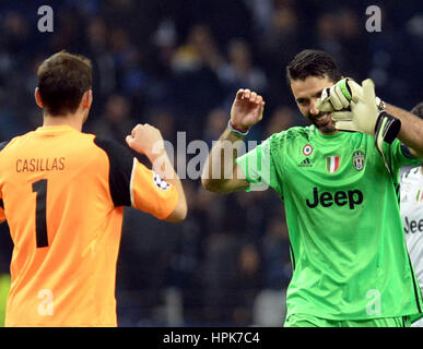 Porto, Portugal. 22. Februar 2017. Portos Torhüter Iker Casillas (L) begrüßt Juventuss Torhüter Gianluigi Buffon, nach die erste Etappe match Runde der letzten 16 der UEFA Champions League zwischen dem FC Porto und Juventus FC im Dragon-Stadion in Porto, Portugal, 22. Februar 2017. Porto verloren 0-2. Bildnachweis: Zhang Liyun/Xinhua/Alamy Live-Nachrichten Stockfoto