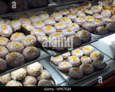 Warschau, Polen. 22. Februar 2017. Pfannkuchen auf dem Display in einer Patisserie auf der Nowy Swiat in Warschau, 22. Februar 2017. Zahlreiche Polen gewartet haben es Süßigkeiten: mit süßen und vor allem fettiges Gebäck feiern sie am Urlaubsziel Tag der polnischen Süßigkeiten "Fette Donnerstag" (Tlusty Czwartek). Foto: Natalie Skrzypczak/epa Scanpix Schweden/Dpa/Alamy Live-Nachrichten Stockfoto