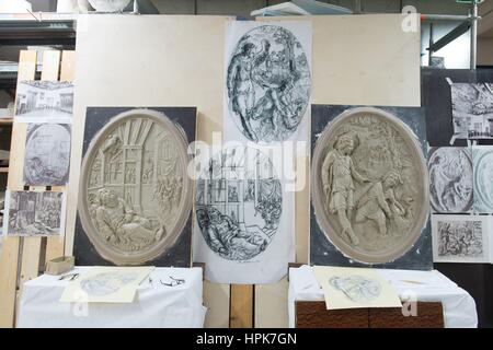 Ottendorf-Okrilla, Deutschland. 22. Februar 2017. Zwei ovale Reliefs von der historischen Stuckdecke des Frankfurter "Goldene Waage" auf einem Tisch in der Werkstatt von Fuchs und Gierke Bau Und Denkmalpflege GmbH in Ottendorf-Okrilla, Deutschland, 22. Februar 2017. Die Replik von 37 Quadratmeter, hat reich verzierte Stuckdecke aus dem ersten Stock der Frankfurter Fachwerkhauses von Experten aus Sachsen. Das Projekt kostete rund 250.000 Euro. Foto: Sebastian Kahnert/Dpa-Zentralbild/Dpa/Alamy Live News Stockfoto