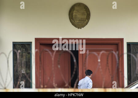 Kuala Lumpur, Malaysia. 23. Februar 2017. Ein Mitarbeiter von Nordkorea Botschaft im Bild bei der Botschaft der Demokratischen Volksrepublik Korea am 23. Februar 2017 in Kuala Lumpur, Malaysia. Bildnachweis: Chris Jung/ZUMA Draht/Alamy Live-Nachrichten Stockfoto