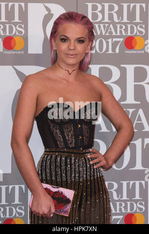 London, UK. 22. Februar 2017. Louisa Johnson. Roten Teppich Ankünfte für 2017 BRIT Awards in der O2 Arena. © Bettina Strenske/Alamy Live-Nachrichten Stockfoto