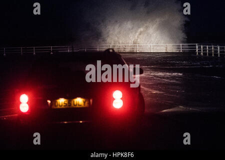 Aberystwyth, Wales, UK. 23. Februar 2017. UK-Wetter: In den frühen Morgenstunden des Donnerstag, Sturm Doris, die vierte benannt Sturm des Winters, trifft das Meer Aberystwyth, massive Wellen schlagen gegen die Promenade und Meer Abwehr zu bringen. Orkanartiger Sturm Kraft 11 Winde mit Böen von bis zu 90 km/h dürften für einen Teil von Nordwales und Nordwest-England, mit dem Risiko von Schäden an Eigentum und schwerwiegende Störung zu reisen. Der Sturm hat als ein "Wetter-Bombe" kategorisiert (Explosive Cyclogenisis) durch das Met Office. Bildnachweis: Keith Morris/Alamy Live-Nachrichten Stockfoto