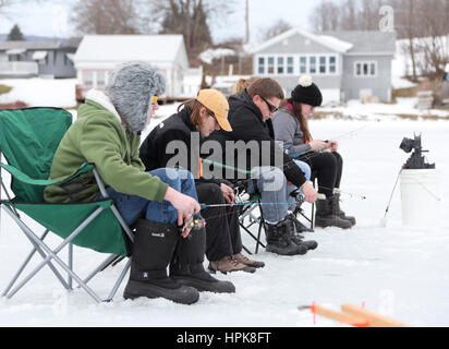 New York, USA. 22. Februar 2017. Angler Eis Fisch auf Canadarago See während eines kostenlosen Eis Angeln im Otsego County, New York Staat am 22. Februar 2017. Anders als bei offenen Gewässern angeln, Eisangeln ist die Praxis der Fischfang durch ein Loch auf der Oberfläche des gefrorenen Wassers, das im nördlichen Teil der Vereinigten Staaten sowie in Kanada sehr beliebt ist. Bildnachweis: Wang Ying/Xinhua/Alamy Live-Nachrichten Stockfoto