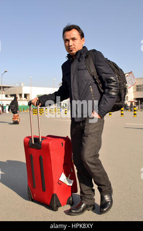 Kabul, Afghanistan. 23. Februar 2017. 25-Jahr-alten Naim Muradi aus dem Norden afghanischen Provinz Baghlan verlässt den Flughafen in Kabul, Afghanistan, 23. Februar 2017. Er war aus Deutschland abgeschoben zusammen mit 17 anderen, meist junge Männer, auf eine dritte gemeinsame Deportation Flug. Muradi sagte, dass er seit 2010 in Deutschland gelebt hatte. "Ich arbeitete als Koch in Stuttgart," sagte er. Aber dann wurde er bei der Arbeit ohne Vorwarnung verhaftet und in Handschellen weggebracht. Nach zwei Tagen in Schubhaft brachte die Polizei ihn zum Flughafen. Foto: Mohammad Jawad/Dpa/Alamy Live News Stockfoto