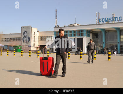 Kabul, Afghanistan. 23. Februar 2017. 25-Jahr-alten Naim Muradi aus dem Norden afghanischen Provinz Baghlan verlässt den Flughafen in Kabul, Afghanistan, 23. Februar 2017. Er war aus Deutschland abgeschoben zusammen mit 17 anderen, meist junge Männer, auf eine dritte gemeinsame Deportation Flug. Muradi sagte, dass er seit 2010 in Deutschland gelebt hatte. "Ich arbeitete als Koch in Stuttgart," sagte er. Aber dann wurde er bei der Arbeit ohne Vorwarnung verhaftet und in Handschellen weggebracht. Nach zwei Tagen in Schubhaft brachte die Polizei ihn zum Flughafen. Foto: Mohammad Jawad/Dpa/Alamy Live News Stockfoto