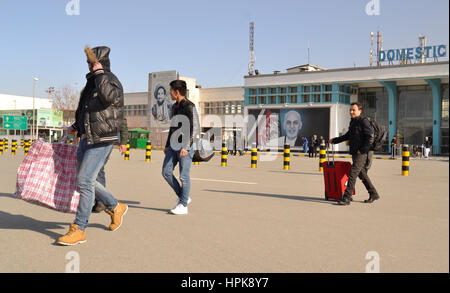 Kabul, Afghanistan. 23. Februar 2017. Eine Gruppe von jungen Männern verlassen Sie den Flughafen in Kabul, Afghanistan, 23. Februar 2017. Abgelehnte Asylbewerber-Ssekers haben wieder einmal aus Deutschland nach Afghanistan verschleppt worden. Das Flugzeug mit 18 Flüchtlinge an Bord erreicht Kabul aus München am Donnerstagmorgen. Foto: Mohammad Jawad/Dpa/Alamy Live News Stockfoto