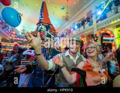 Eine kostümierte paar feiern beim Sesssion Finale während der Generalprobe für den Karneval Fernsehen spezielle "Mainz Bleibt Mainz, Wie es Sings Und Lacht" in Mainz, Deutschland, 22. Februar 2017. Der Gemeinschaft treffen des Vereins Mainz Karneval wird ausgestrahlt werden in diesem Jahr vom SWR aus dem Kurfürstlichen Schloss. Foto: Andreas Arnold/dpa Stockfoto