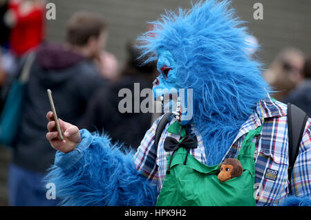 Köln, Deutschland. 23. Februar 2017. Ein Karneval einheimischer übernimmt eine Selfie Fett Donnerstag in Köln, 23. Februar 2017. Karneval beginnt am "Schmutzigen Donnerstag" im Rheinland und anderswo. Foto: Oliver Berg/Dpa/Alamy Live News Stockfoto