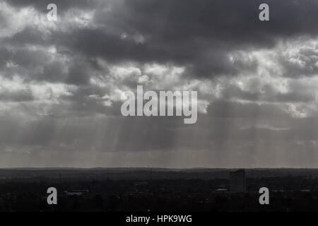 Wimbledon, London, UK. 23. Februar 2017. Bedrohliche dunkle Wolken in Wimbledon, als Sturm Doris Mainlaind Großbritannien trifft 80mph Gale zwingen Winde und Regen nach England und Wales und Schnee zu Schottland Credit: Amer Ghazzal/Alamy Live-Nachrichten Stockfoto