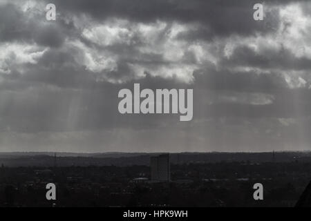 Wimbledon, London, UK. 23. Februar 2017. Bedrohliche dunkle Wolken in Wimbledon, als Sturm Doris Mainlaind Großbritannien trifft 80mph Gale zwingen Winde und Regen nach England und Wales und Schnee zu Schottland Credit: Amer Ghazzal/Alamy Live-Nachrichten Stockfoto