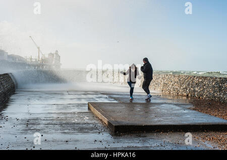 Brighton, East Sussex. 23. Februar 2017. Großbritannien Wetter. Sturm Doris bringt starke Winde und riesige Wellen in Brighton Seafront, als Zuschauer Uhr auf. UK-Wetterwarnungen wurden landesweit mit Böen von bis zu 70 km/h auf die Küstengebiete erwartet ausgegeben. Bildnachweis: Francesca Moore/Alamy Live-Nachrichten Stockfoto