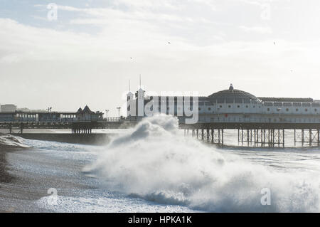 Brighton, East Sussex. 23. Februar 2017. Großbritannien Wetter. Sturm Doris bringt starke Winde und riesige Wellen in Brighton Seafront, als Zuschauer Uhr auf. UK-Wetterwarnungen wurden landesweit mit Böen von bis zu 70 km/h auf die Küstengebiete erwartet ausgegeben. Bildnachweis: Francesca Moore/Alamy Live-Nachrichten Stockfoto