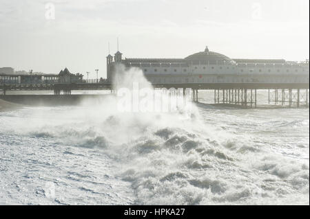 Brighton, East Sussex. 23. Februar 2017. Großbritannien Wetter. Sturm Doris bringt starke Winde und riesige Wellen in Brighton Seafront, als Zuschauer Uhr auf. UK-Wetterwarnungen wurden landesweit mit Böen von bis zu 70 km/h auf die Küstengebiete erwartet ausgegeben. Bildnachweis: Francesca Moore/Alamy Live-Nachrichten Stockfoto