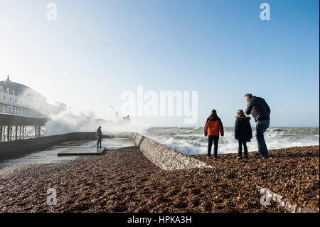 Brighton, East Sussex. 23. Februar 2017. Großbritannien Wetter. Sturm Doris bringt starke Winde und riesige Wellen in Brighton Seafront, als Zuschauer Uhr auf. UK-Wetterwarnungen wurden landesweit mit Böen von bis zu 70 km/h auf die Küstengebiete erwartet ausgegeben. Bildnachweis: Francesca Moore/Alamy Live-Nachrichten Stockfoto