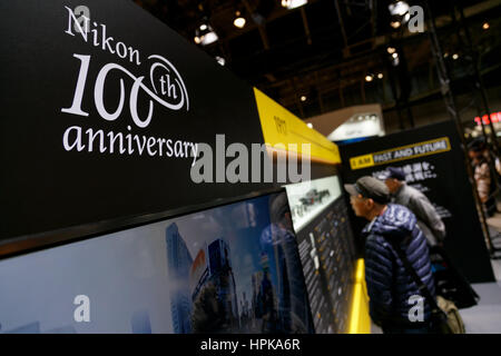 Yokohama, Japan. 23. Februar 2017.  Nikon 100. Jubiläumslogo auf dem Display an der CP Kamera & Photo Imaging zeigen 2017 am 23. Februar 2017, Yokohama, Japan. CP ist die größte Kamera und Foto imaging-Messe in Japan mit 1.116 Aussteller Stände und schätzungsweise 70.000 Besuchern für die viertägige Show erwartet. Das diesjährige Ausstellung findet am Pacifico Yokohama und BankART Studio NYK und läuft bis Sonntag, 26. Februar. Bildnachweis: Rodrigo Reyes Marin/AFLO/Alamy Live-Nachrichten Stockfoto