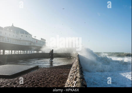 Brighton, East Sussex. 23. Februar 2017. Großbritannien Wetter. Sturm Doris bringt starke Winde und riesige Wellen in Brighton Seafront, als Zuschauer Uhr auf. UK-Wetterwarnungen wurden landesweit mit Böen von bis zu 70 km/h auf die Küstengebiete erwartet ausgegeben. Bildnachweis: Francesca Moore/Alamy Live-Nachrichten Stockfoto