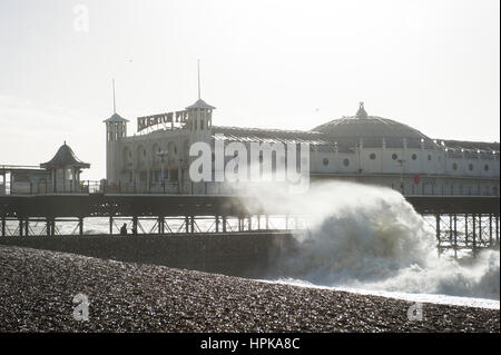 Brighton, East Sussex. 23. Februar 2017. Großbritannien Wetter. Sturm Doris bringt starke Winde und riesige Wellen in Brighton Seafront, als Zuschauer Uhr auf. UK-Wetterwarnungen wurden landesweit mit Böen von bis zu 70 km/h auf die Küstengebiete erwartet ausgegeben. Bildnachweis: Francesca Moore/Alamy Live-Nachrichten Stockfoto