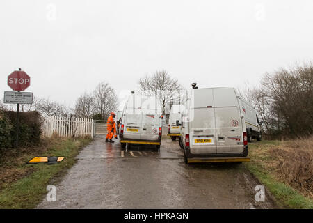 Sudbury, Derbyshire, UK. 23. Februar 2017. Großbritannien Wetter. Ein großer Baum verursacht eine Blockade auf der Bahn in Sudbury, Derbyshire, in der Nähe von Uttoxeter, wegen Sturm Doris und starkem Wind. Network Rail Personal versucht, den Baum zu entfernen und reparieren die beschädigte Spur. Störungen zwischen Crewe, Stoke-on-Trent und Derby. 23. Februar 2017. Bildnachweis: Richard Holmes/Alamy Live-Nachrichten Stockfoto