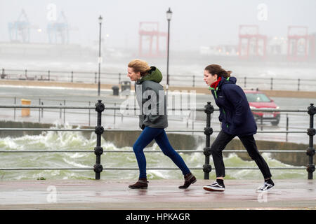 Sturm Doris, New Brighton, Cheshire, UK. 23. Februar 2017. Großbritannien Wetter. Doris Sturm zerstört Halbinsel Wirral, wie sie heute Morgen Land gemacht.  Windet sich bis zu 80 km/h aufgrund der Schließung des Hafen von Liverpool, Stornierungen von allen Fähren & einige Hauptstraßen wurden geschlossen.  Eine Flut von mehr als 26' zerschlagen New Brighton Leuchtturm auf der Halbinsel Wirral, wie Doris eine Spur der Verwüstung entlang der Nord-West-Küste hinterlässt.  Bildnachweis: Cernan Elias/Alamy Live-Nachrichten Stockfoto