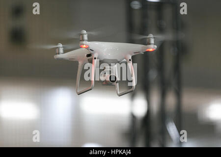 Yokohama, Japan. 23. Februar 2017.  Eine DJI Phantom 4 Pro führt auf den CP Kamera & Photo Imaging zeigen 2017 am 23. Februar 2017, Yokohama, Japan. CP ist die größte Kamera und Foto imaging-Messe in Japan mit 1.116 Aussteller Stände und schätzungsweise 70.000 Besuchern für die viertägige Show erwartet. Das diesjährige Ausstellung findet am Pacifico Yokohama und BankART Studio NYK und läuft bis Sonntag, 26. Februar. Bildnachweis: Rodrigo Reyes Marin/AFLO/Alamy Live-Nachrichten Stockfoto