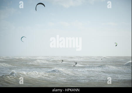 Kite Surfer genießen Sie die windigen Wetter draußen auf dem Meer vor der Küste von goring von Meer, Worthing, West Sussex, UK. Stockfoto