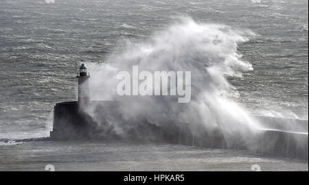 Newhaven Sussex, UK. 23. Februar 2017. Riesige Wellen Absturz über Newhaven Leuchtturm am Eingang des Hafens als Sturm Doris die Südküste heute trifft. Einige Teile von Großbritannien dürften zu Windgeschwindigkeiten von bis zu 70 km/h Credit: Simon Dack/Alamy Live News Stockfoto