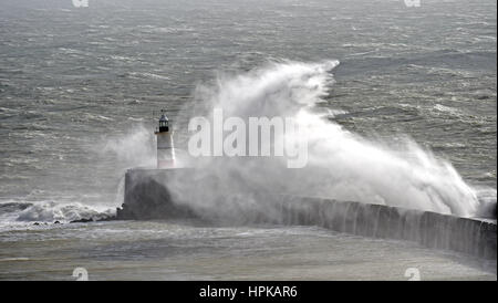 Newhaven Sussex, UK. 23. Februar 2017. Riesige Wellen Absturz über Newhaven Leuchtturm am Eingang des Hafens als Sturm Doris die Südküste heute trifft. Einige Teile von Großbritannien dürften zu Windgeschwindigkeiten von bis zu 70 km/h Credit: Simon Dack/Alamy Live News Stockfoto