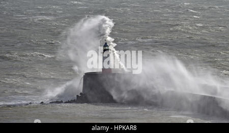 Newhaven Sussex, UK. 23. Februar 2017. Riesige Wellen Absturz über Newhaven Leuchtturm am Eingang des Hafens als Sturm Doris die Südküste heute trifft. Einige Teile von Großbritannien dürften zu Windgeschwindigkeiten von bis zu 70 km/h Credit: Simon Dack/Alamy Live News Stockfoto