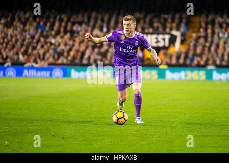 Valencia, Spanien. 22. Februar 2017. Toni Kroos spielt bei der La Liga-Spiel zwischen Valencia CF und Real Madrid im Mestalla am 22. Februar 2017 in Valencia, Spanien. Bildnachweis: Christian Bertrand/Alamy Live-Nachrichten Stockfoto