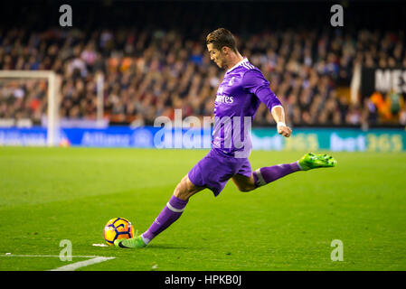 Valencia, Spanien. 22. Februar 2017. Cristiano Ronaldo spielt bei der La Liga-Spiel zwischen Valencia CF und Real Madrid im Mestalla am 22. Februar 2017 in Valencia, Spanien. Bildnachweis: Christian Bertrand/Alamy Live-Nachrichten Stockfoto