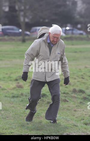 Wimbledon, London, UK. 23. Februar 2017. Ein Mann-Kämpfe mit den starken Winden auf Wimbledon Common wie Sturm Doris Mainlaind Großbritannien hits 80mph Gale zwingen, Wind und Regen in England und Wales und Schnee zu Schottland Credit: Amer Ghazzal/Alamy Live-Nachrichten Stockfoto